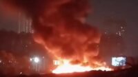 Kebakaran TPS Liar Alam Sutera, Tangki Air Tertahan di Tol karena Tak Bawa E-Toll (1) Kebakaran TPS Liar Alam Sutera, Tangki Air Tertahan di Tol karena Tak Bawa E-Toll