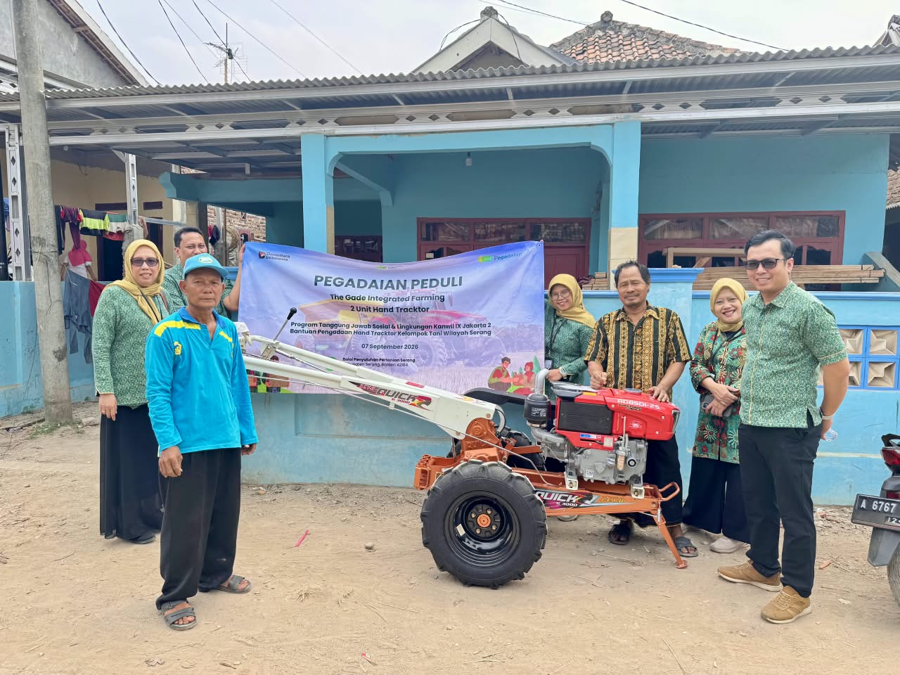 Pegadaian Serahkan Tujuh Hand Tractor bagi Kelompok Tani Pandeglang dan Serang