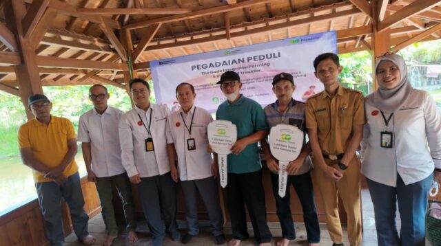Pegadaian Serahkan Tujuh Hand Tractor bagi Kelompok Tani Pandeglang dan Serang