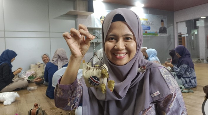 Manfaatkan Kain Perca, DPAD Tangerang Latih Warga Bikin Gantungan Tas Bernilai Jual