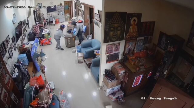 Terekam CCTV Aksi 2 Maling Gondol Brankas Isi Sertifikat dan Perhiasan Emas