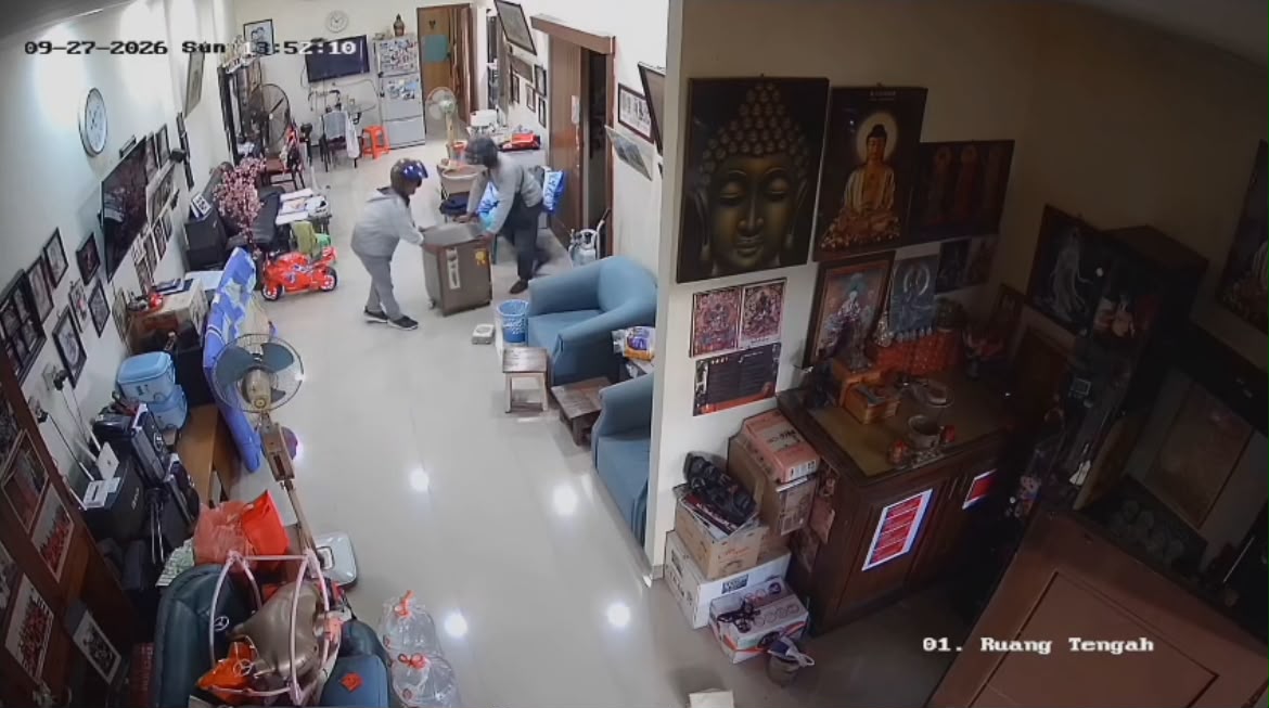 Terekam CCTV Aksi 2 Maling Gondol Brankas Isi Sertifikat dan Perhiasan Emas