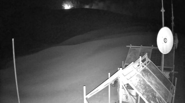 Gunung Anak Krakatau kembali erupsi dua kali dalam 15 menit setelah 25 hari diam. Status tetap Level II Waspada, warga dilarang mendekat radius 2 km.(Magma Indonesia )
