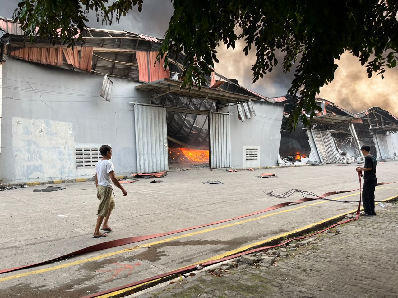 Api Lahap 9 Gudang di Jatiuwung, Sumber Air Kering Jadi Kendala Pemadaman