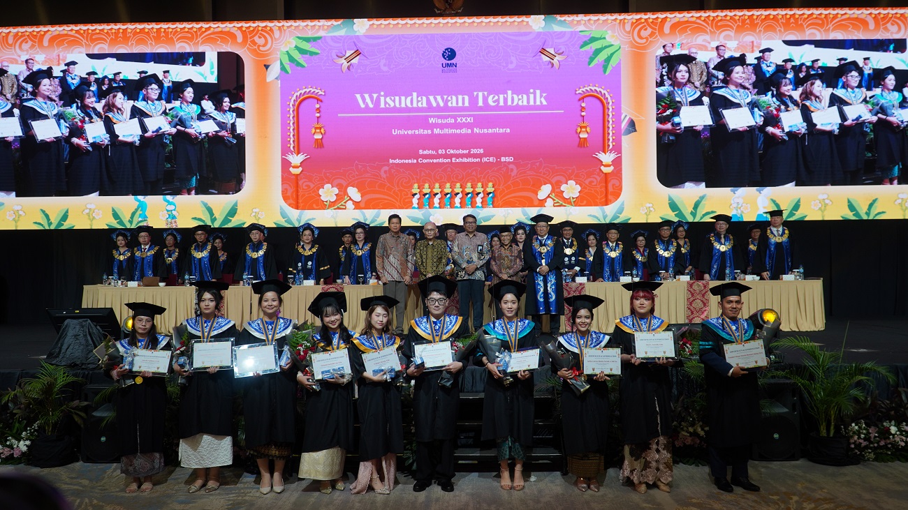 Foto bersama wisudawan terbaik bersama Jajaran Senat UMN