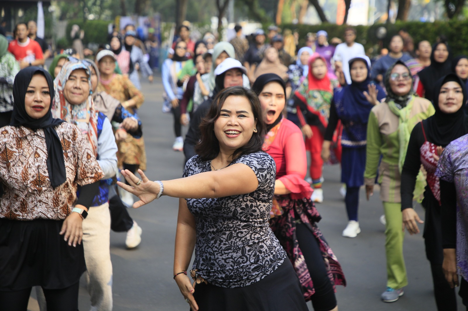 Hotel Santika Premiere Bintaro Gelar The Soul of Batik, Padukan Lari, Senam, dan Fashion Show