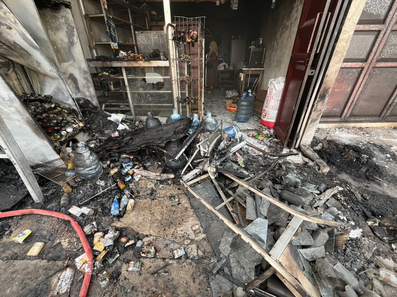 Bakar Sampah Picu Kebakaran Warung Madura di Karang Tengah 