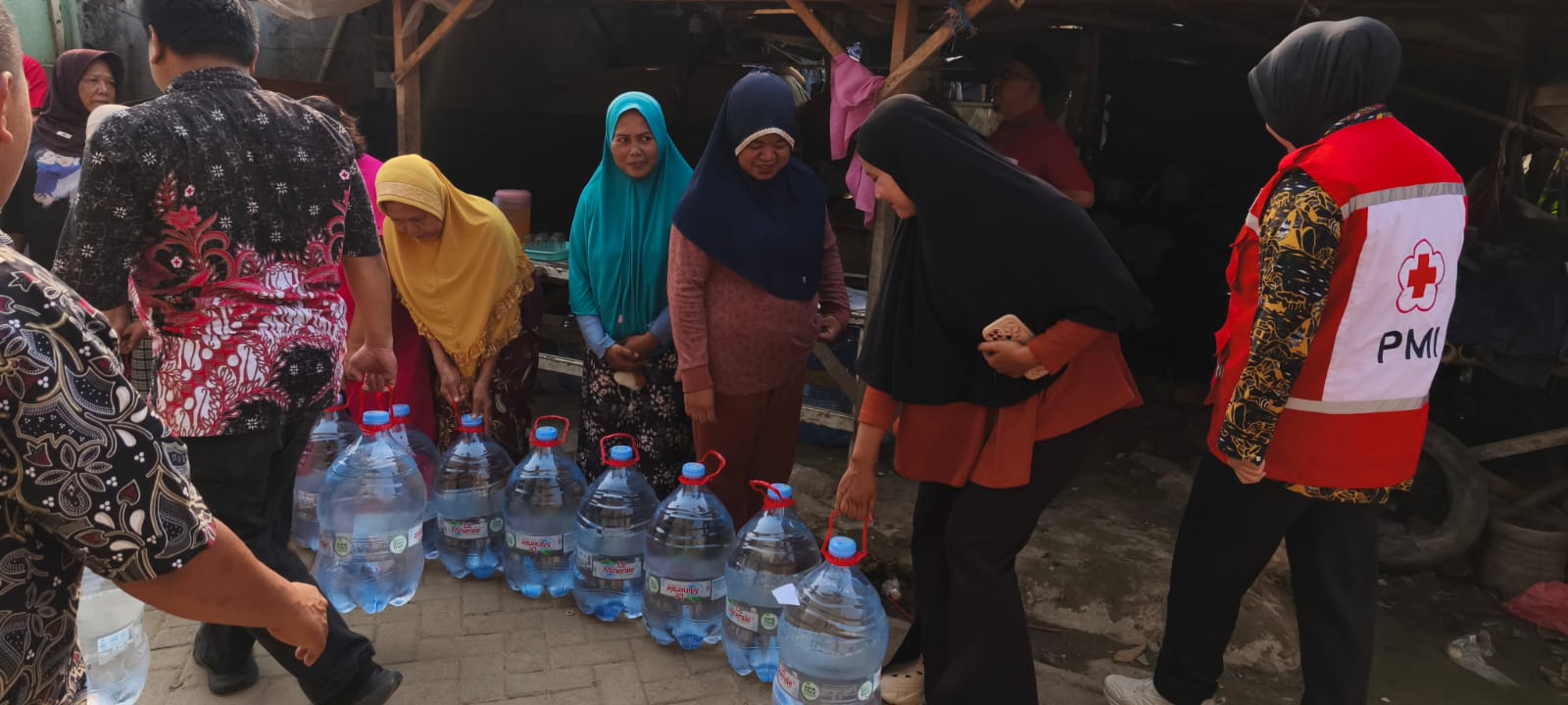 Sebagai bentuk kepedulian terhadap masyarakat yang terdampak bencana kekeringan, Pertamina Patra Niaga SHAFTHI menyalurkan bantuan air mineral kemasan galon berukuran 15 liter melalui Palang Merah Indonesia 