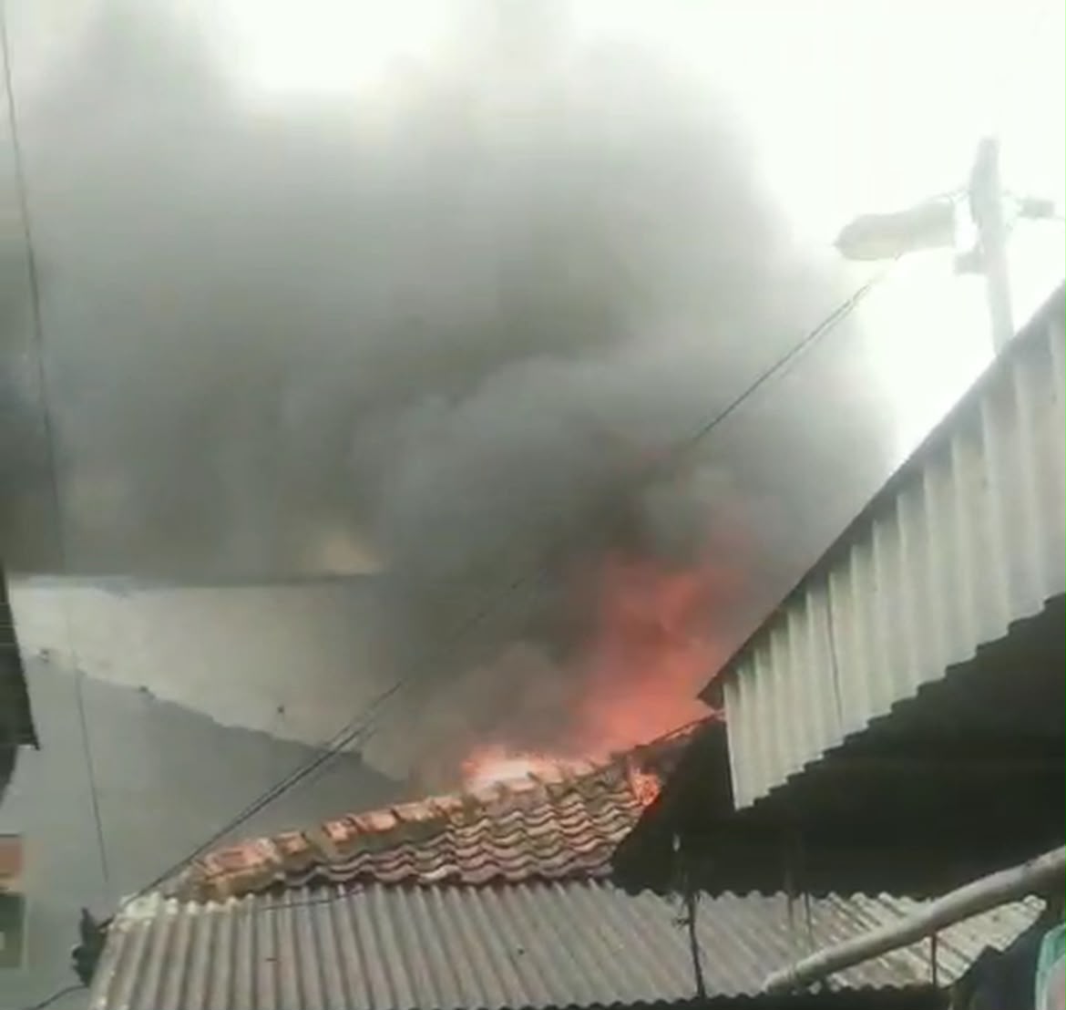 Kebocoran Gas Picu Kebakaran Dua Rumah di Tanah Tinggi