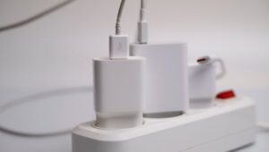 Mitos atau Fakta Charger Menganggur Tidak Makan Listrik