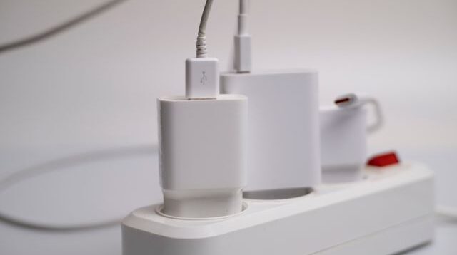 Mitos atau Fakta Charger Menganggur Tidak Makan Listrik
