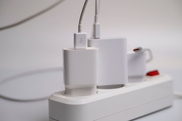 Mitos atau Fakta Charger Menganggur Tidak Makan Listrik