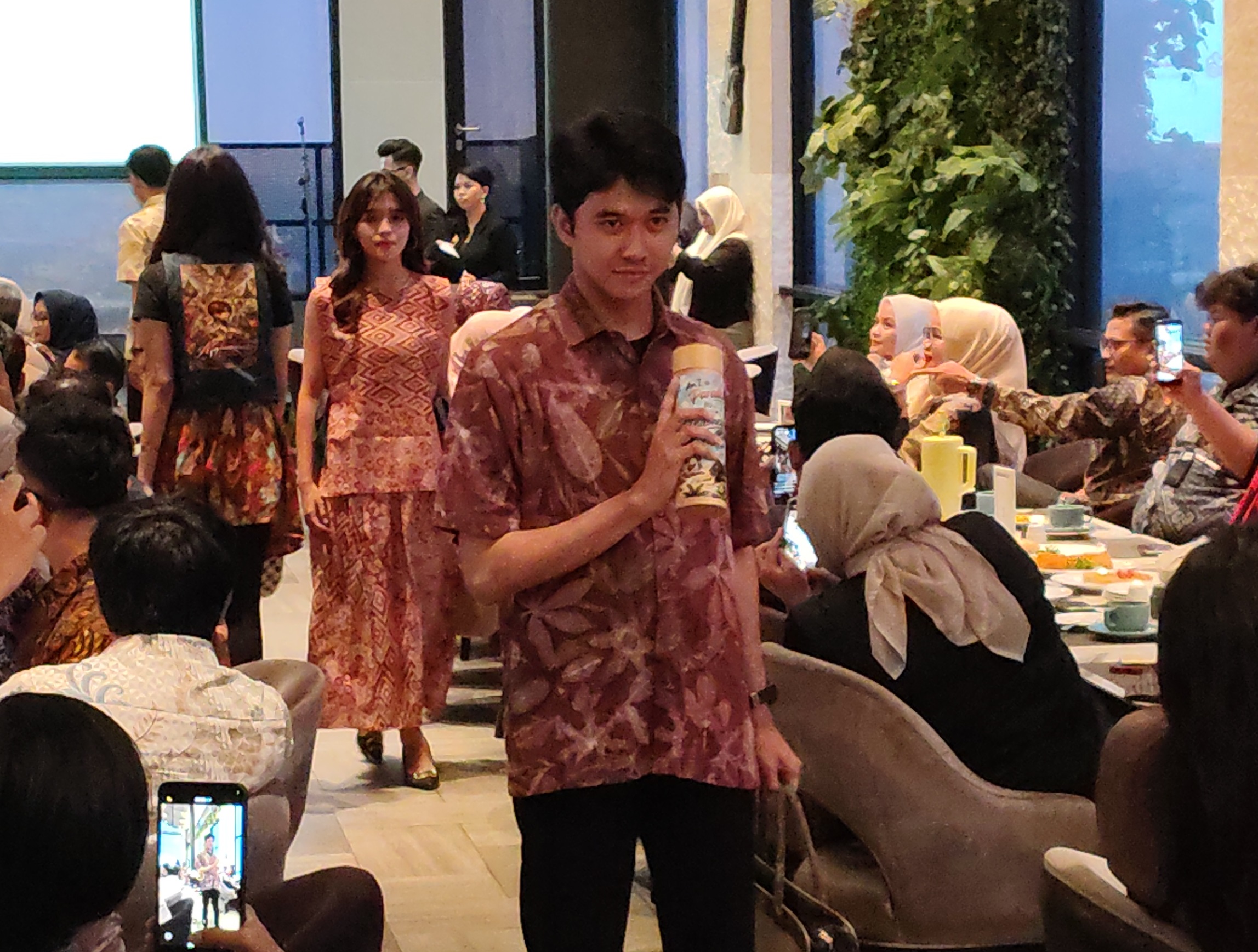 Peragaan Busana Batik di Mercure Tangerang Centre Libatkan 5 Brand UMKM Lokal