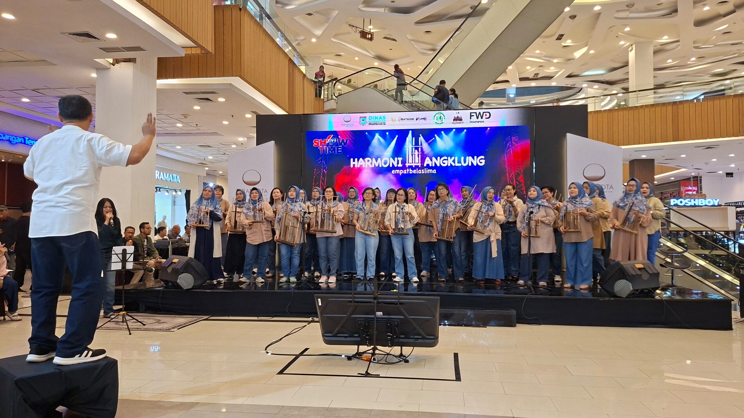 Tampil di Mal Teras Kota BSD, Angklung Ibu-Ibu Nusa Loka Curi Perhatian