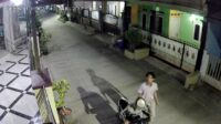 Terekam CCTV! Dua Remaja Bobol 3 Kotak Amal Masjid di Tangsel