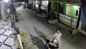 Terekam CCTV! Dua Remaja Bobol 3 Kotak Amal Masjid di Tangsel